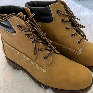 Stylish lace-up boots womens